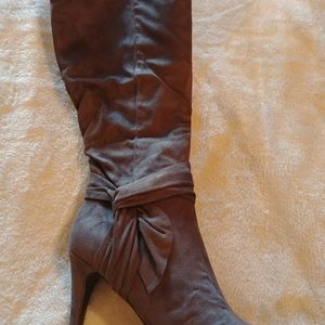 Anastasia Covington size 7 Grey Suede Boot